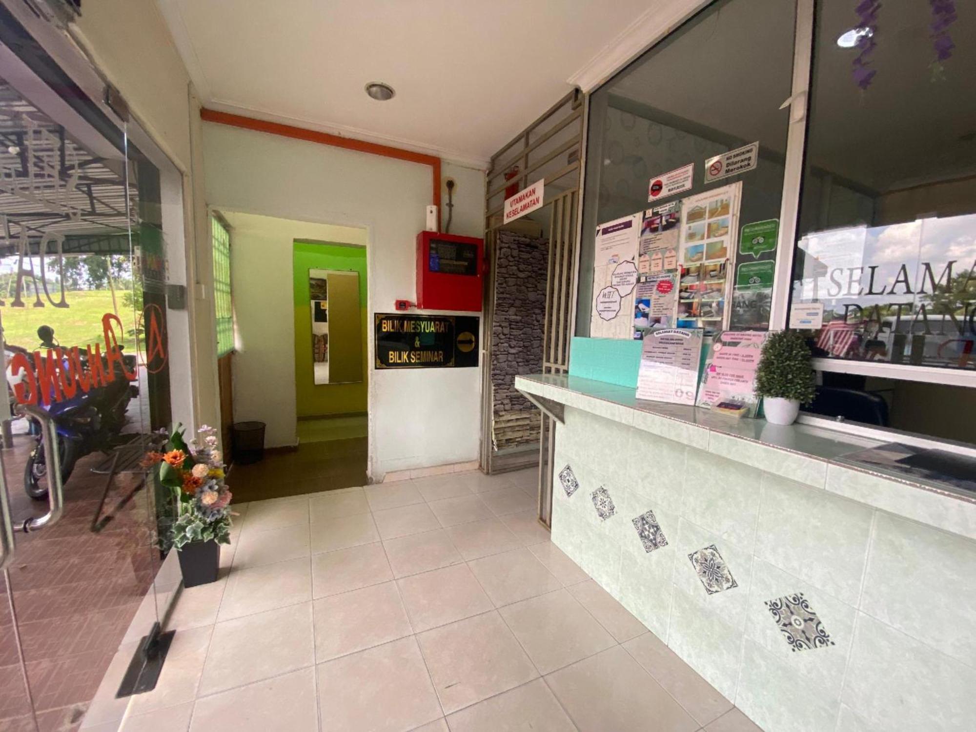 Oyo 91065 Hotel De Anjung Muadzam Shah Buitenkant foto